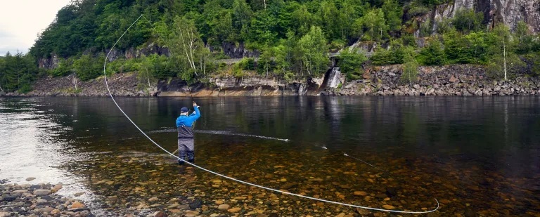 Soloppgang over Orkla med gylne refleksjoner på vannet