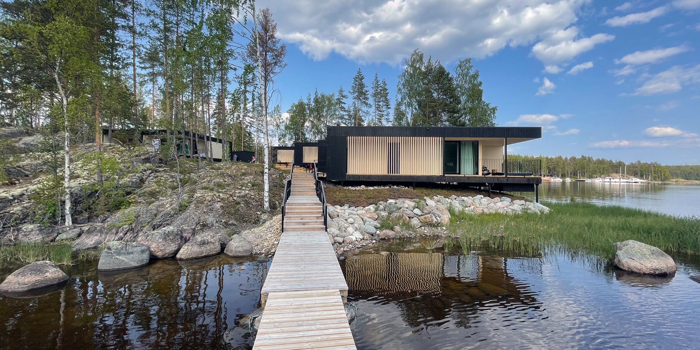 Orkela elvedal sett ovenfra med tett skog og blånende fjell