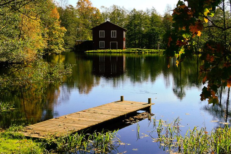 Speilblank elveoverflate i kveldslys over Orkla