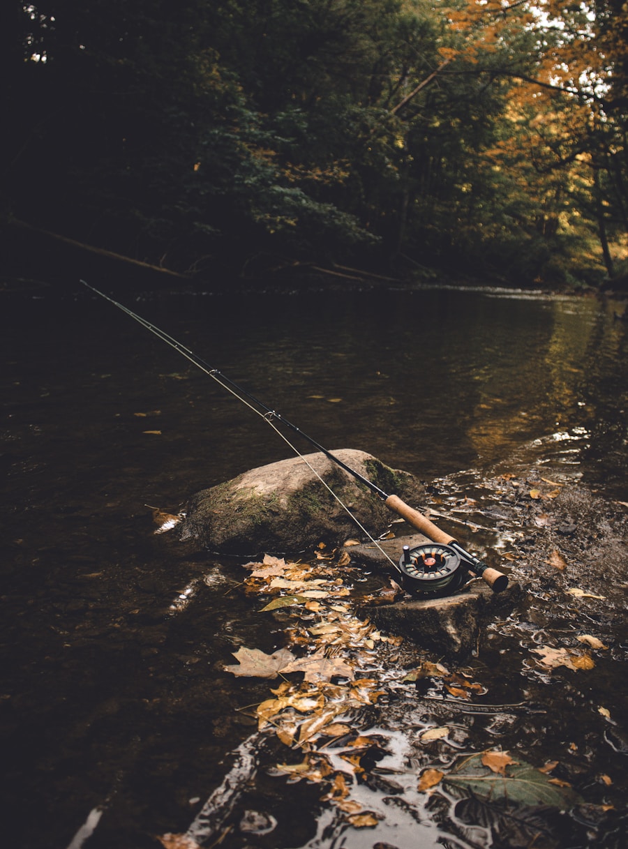 Nærbilde av fluefiskeutstyr og fargrike fluer i en eske